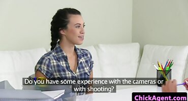 ảnh gái xinh anime sex Một kẻ lừa đảo ukraine quyến rũ một người bạn sex trên xe và liếm tinh trùng.